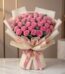 Ramo de 44 rosas rosadas Viviana con empaque coreano, sobre superficie de mármol, ideal para expresar sentimientos en florist
