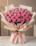 Ramo de 44 rosas rosadas Viviana con empaque coreano, sobre superficie de mármol, ideal para expresar sentimientos en florist