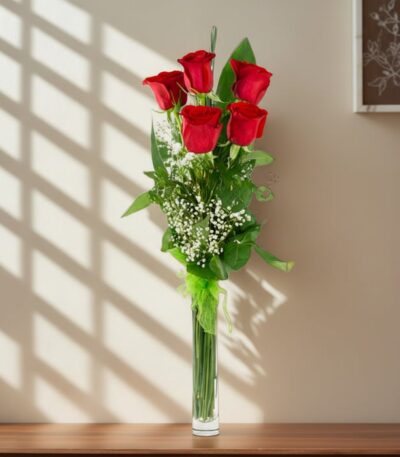 Arreglo floral Solitario con Rosas Marilyn en un jarrón de cristal, sobre una superficie de mármol pulido, con un fondo elega