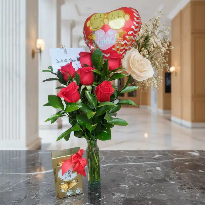 Solitario de Rosas Rojas y Blancas con Chocolates Ferrero Arreglo floral Solitario con Rosas Me Enamoras, rosas rojas y una rosa blanca, follaje verde, globo de corazón 'Te Amo' y caj