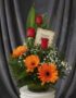 Arreglo floral 'Solitario Tu Recuerdo' con tres rosas rojas, tres gerberas naranjas, follaje verde y flores blancas pequeñas,